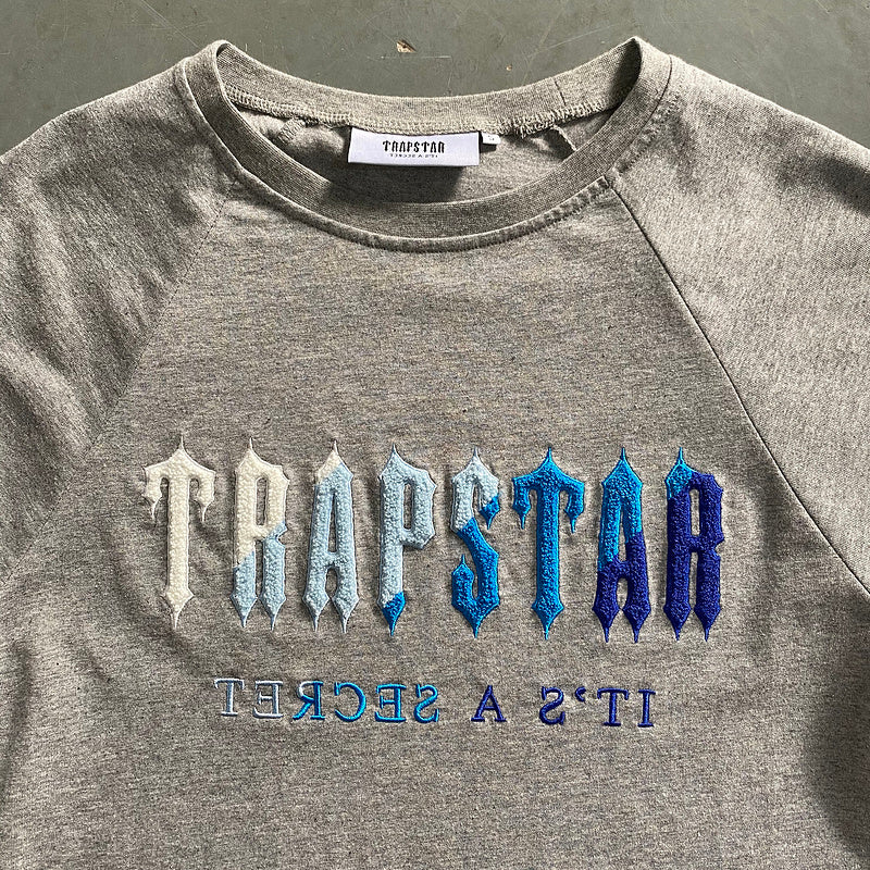 Conjunto Trapstar Verão Cinza Preto Branco com Degrade Azul